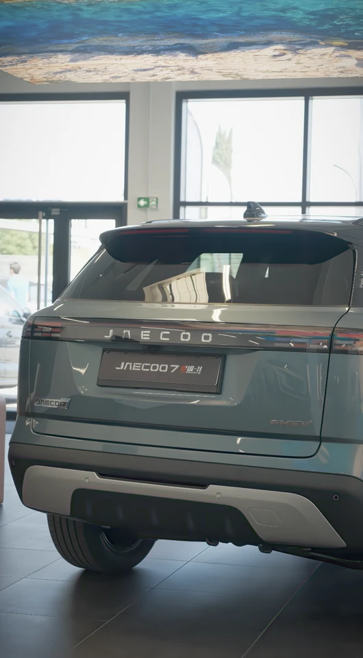 Un JAECOO 7 vu de l’arrière dans le showroom de la concession à Six-Fours.