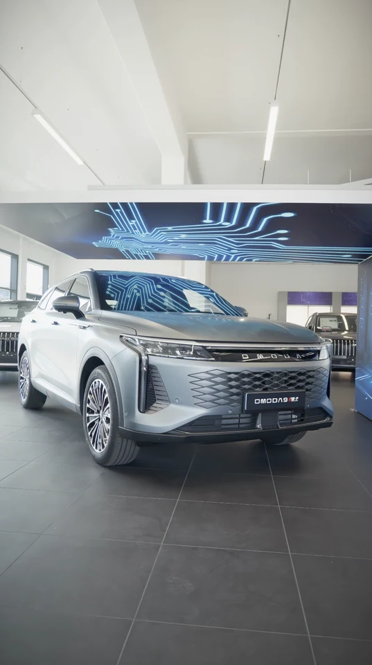 Un SUV OMODA gris exposé dans le showroom de la concession à Six-Fours.