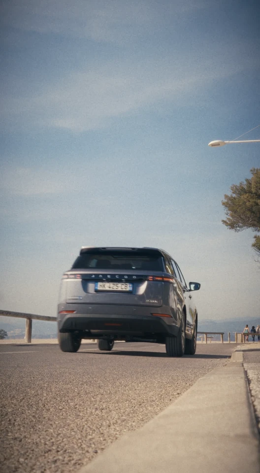 Un SUV circule sur une route en bord de mer pendant le tournage OMODA et JAECOO à Six-Fours.